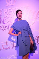 组图：刘孜出席美妆大赏 时尚品位获赞