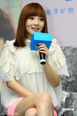 幻灯图：李小璐上海代言 双手捂住粉红色短裙防走光