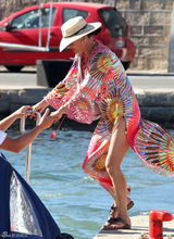 高清组图：凯瑟琳-泽塔-琼斯度假镂空彩裙抢眼