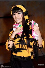 幻灯图：江若琳MV展示高难动作 苦练舞步双腿受伤