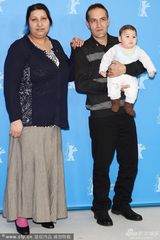 组图：《采铁人生命中的一页》首映 主演抱小孩