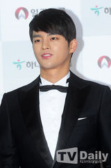 组图：徐仁国帅气亮相 剪刀手卖萌