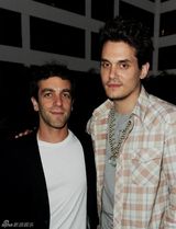 组图：约翰-梅耶短发亮相 与凯蒂分手后剪发断情