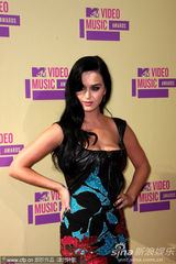 组图：凯蒂-佩里黑色绣花裙 透视长腿若隐若现