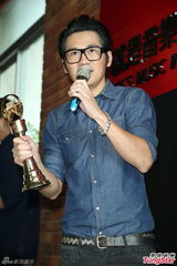 组图：曹格嘟嘴当众亲太太 一家四口齐亮相