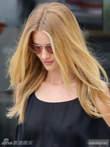 组图：罗西-汉丁顿真空上阵 两点若隐若现