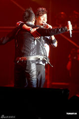 组图：孙楠无锡演唱会秀才艺 张靓颖亮相再现海豚音