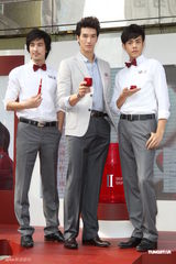 组图：锦荣谈嫩模顾左右而言他 暗示jolin眼睛漂亮