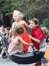 组图：凯蒂-赫尔姆斯带苏瑞玩耍显露母爱