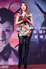 组图：萧亚轩亮相签唱会 性感高挑秀热辣舞蹈