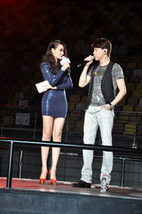 组图：爱戴F1赛道激情主持 齐臀短裙大秀美腿