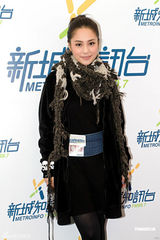 高清图：阿娇(钟欣桐)时尚现身出席活动 力挺好姐妹阿Sa(蔡卓妍)