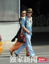 组图：黄海波返京莫小棋接机 机场高调秀恩爱