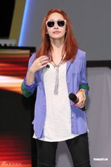 组图：萧亚轩昆凌等港台百位明星同台为公益开唱