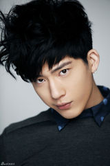 组图：井柏然最新嘻哈写真 跨界发展玩转时尚