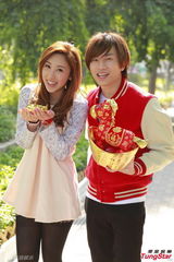 组图：罗力威许靖韵新年逛花市寄望马年创高峰