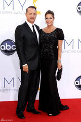 组图：汤姆-汉克斯挽爱妻亮相艾美奖红毯面色红润