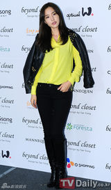 组图：孔贤珠李钟硕参加首尔时尚周高泰龙展