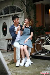 组图：JW拍摄MV连天下雨难逃湿身命运