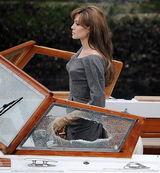 幻灯图：朱莉威尼斯拍外景化身迷人快艇女郎