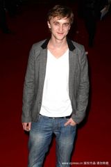 幻灯：《记住我》英国首映 帕丁森拥抱艾米莉似夫妻