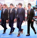 组图：神话李孝利等亮相20代选择颁奖礼蓝地毯