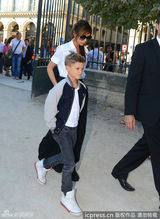 组图：维多利亚带儿子游玩 小潮男星样十足