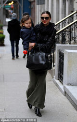 组图：米兰达-可儿长裙摇曳带子坐直升机含爱意