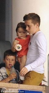 组图：贝嫂为女儿梳“冲天娇” 小七龇牙咧嘴