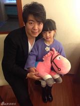 组图：森碟为郎朗献花 获赠可爱粉红马年公仔