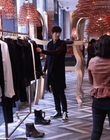 组图：韩星朴海镇上海购物装扮时尚