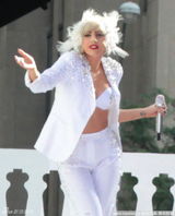 幻灯图：Lady Gaga泡面头再造经典 青面獠牙很聊斋