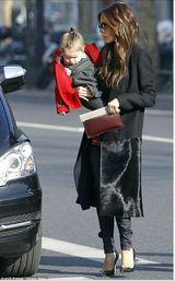 组图：维多利亚抱女儿小七现身巴黎街头