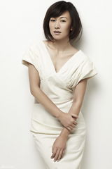 组图：齐欢冬日写真笑容恬谧展知性魅力