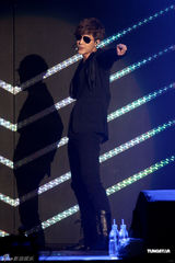 组图：金贤重开唱露胸耍性感 与gaga撞期仍火爆