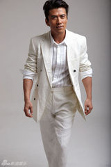 组图：唐文龙发布白色系写真 魅力演绎浪漫情人