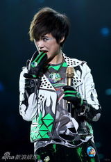 组图：李宇春深圳开唱High翻全场