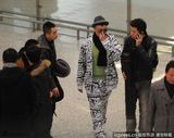 组图：孙红雷潮装墨镜现身机场 两手空空变帽子控