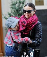 组图：米兰达-可儿皮衣亮相帅气 爱子戴鸭舌帽卖萌