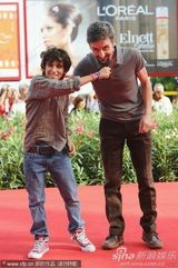 高清图：《黑羊》首映式 导演阿卡西奥变“轿夫”