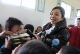 高清组图：张静初公益在行动 深入贫困山区支教
