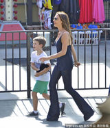 组图：贝嫂吊带装携三子玩耍 大儿子变空中飞人