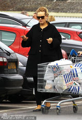 组图：阿黛尔素颜超市血拼 狂买食品视身材如浮云