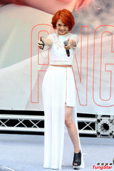 组图：杨丞琳签唱水淹歌迷 兄弟郑元畅送被同眠