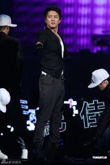 组图：周杰伦赞蔡依林漂亮 王力宏罗志祥助阵颁奖礼