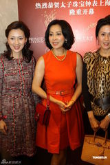 组图：刘嘉玲上海出席剪彩 现身15分钟火速捞金