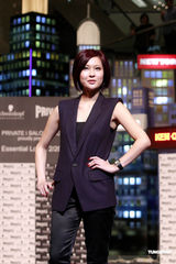 组图：黄秋生一身休闲出席活动 李蕙敏发型夸张