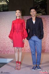 组图：倪妮红裙装亮相活动拒回应签约事宜