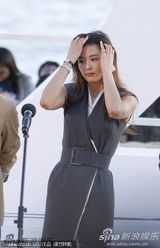 组图:全智贤着无袖裙抱双臂取暖 任达华西装帅气