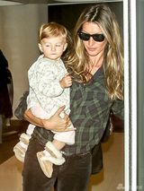 组图：邦辰抱女机场遭围堵 萝莉竖拇指比赞卖萌